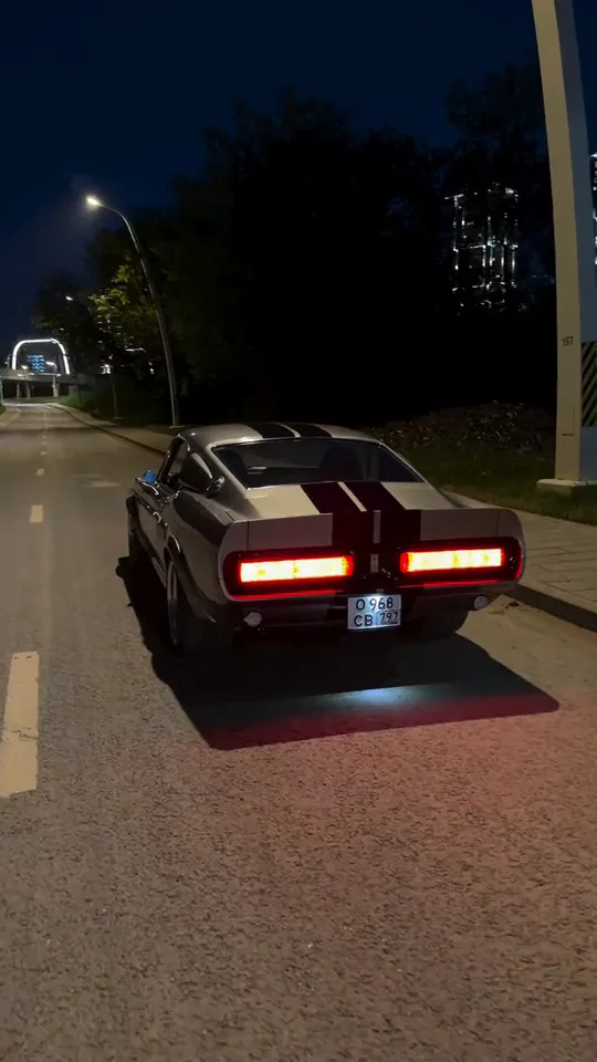 Классический Ford Mustang в кадре